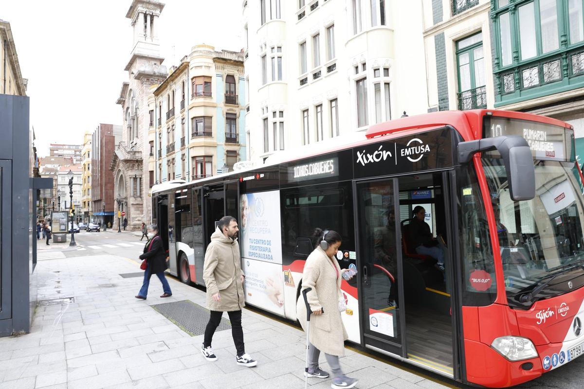 Un autobús de Emtusa junto a la plaza del Instituto.