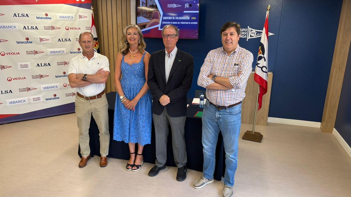 Por la izquierda, Tasio del Reguero, Nuria Pulgar, Jesús Fermín y Jaime González, ayer, en el Grupo Covadonga.