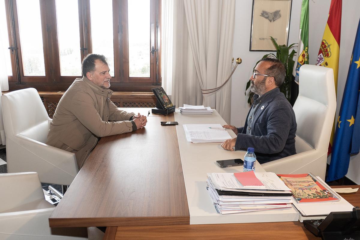 El alcalde de Aceituna junto al presidente de la Diputación de Cáceres.