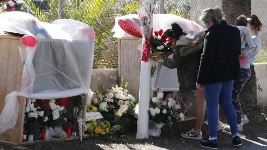 Flores frescas en recuerdo de Andrea Mengual en el lugar del accidente