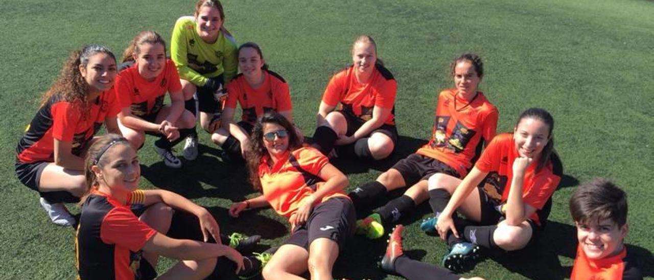 Algunas de las jugadoras del Atlético Càrcer que ha finalizado cuarto en Primera Regional.