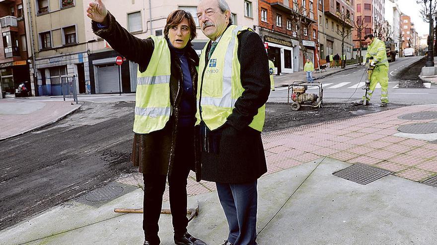 Ana Rivas y Wenceslao López, ayer, durante la visita a las obras de la calle Ricardo Montes.