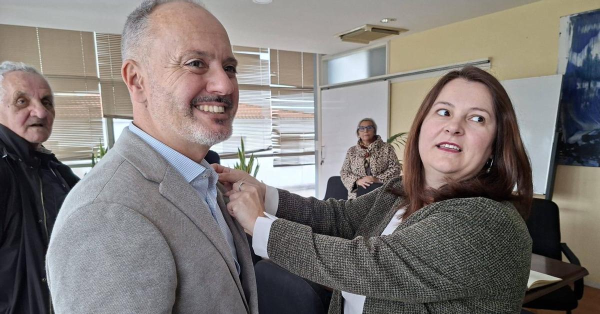 David Regades recibe de la alcaldesa un pin del Concello de Cangas. | SANTOS ÁLVAREZ