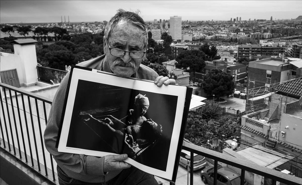 Joan Guerrero sostiene la más célebre obra de Eugene Smith, 'El baño de Tomoko', la 'Pietà' fotográfica del siglo XX.