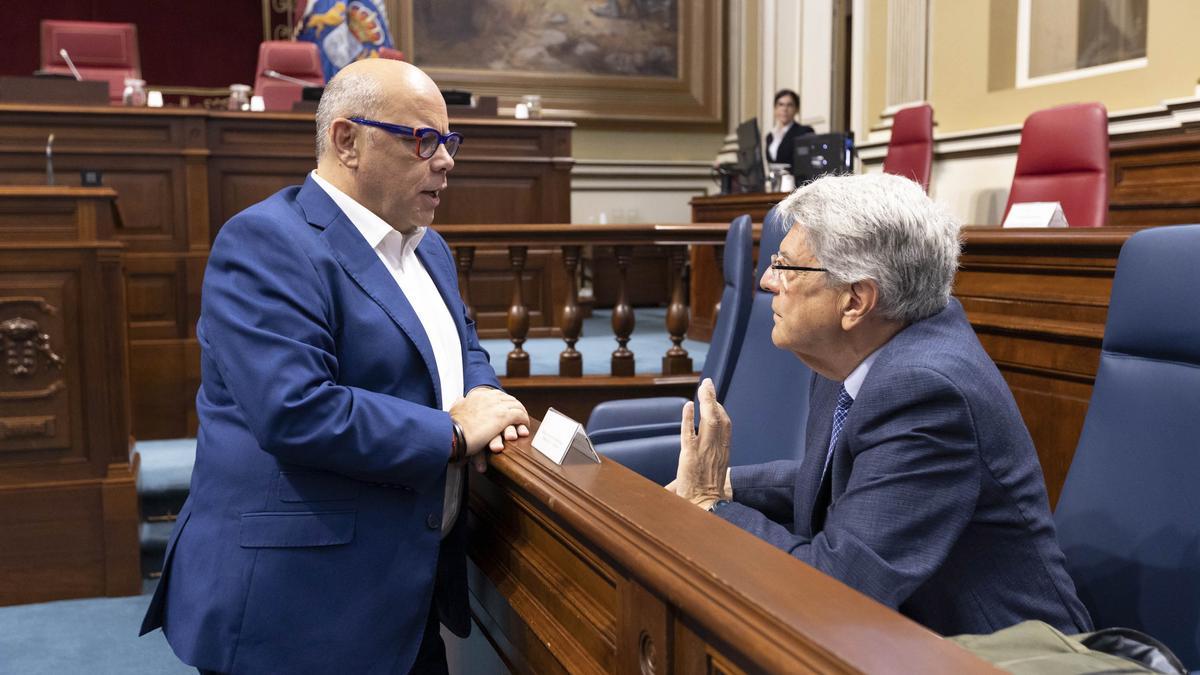 El nacionalista Miguel Barragán conversa con el consejero Julio Pérez