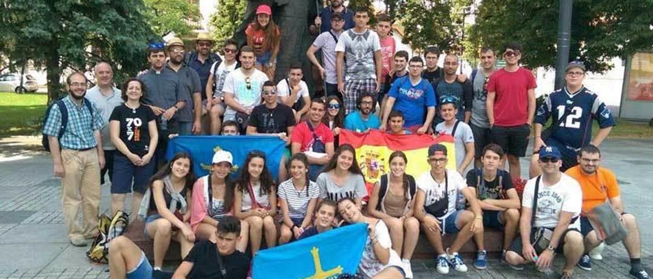 Un grupo de jóvenes asturianos, con las banderas de España y del Principado, en Lodz.