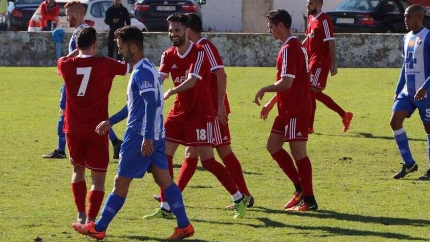 Los jugadores felicitan a Revi por su gol.