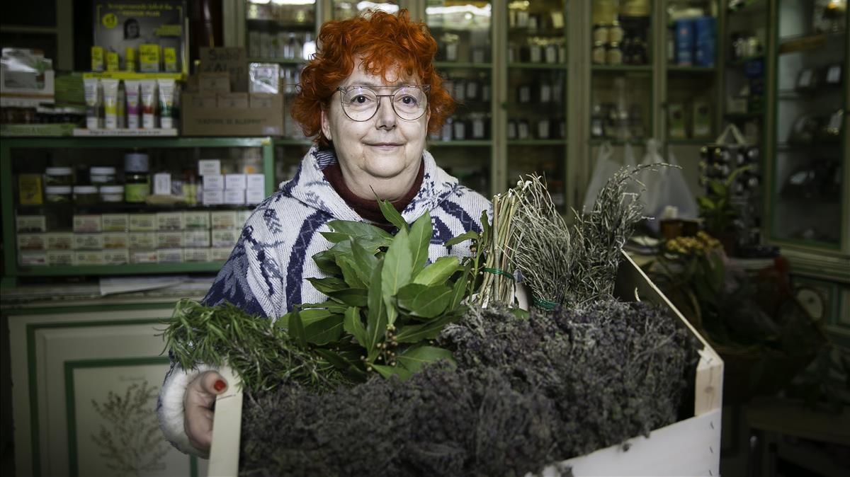 Francisca Llansà, a sus 76 años, sigue trabajando en su herboristería, el pasado viernes. No tiene descendencia y teme jubilarse por no tener recursos para pagarse un cuidador.  