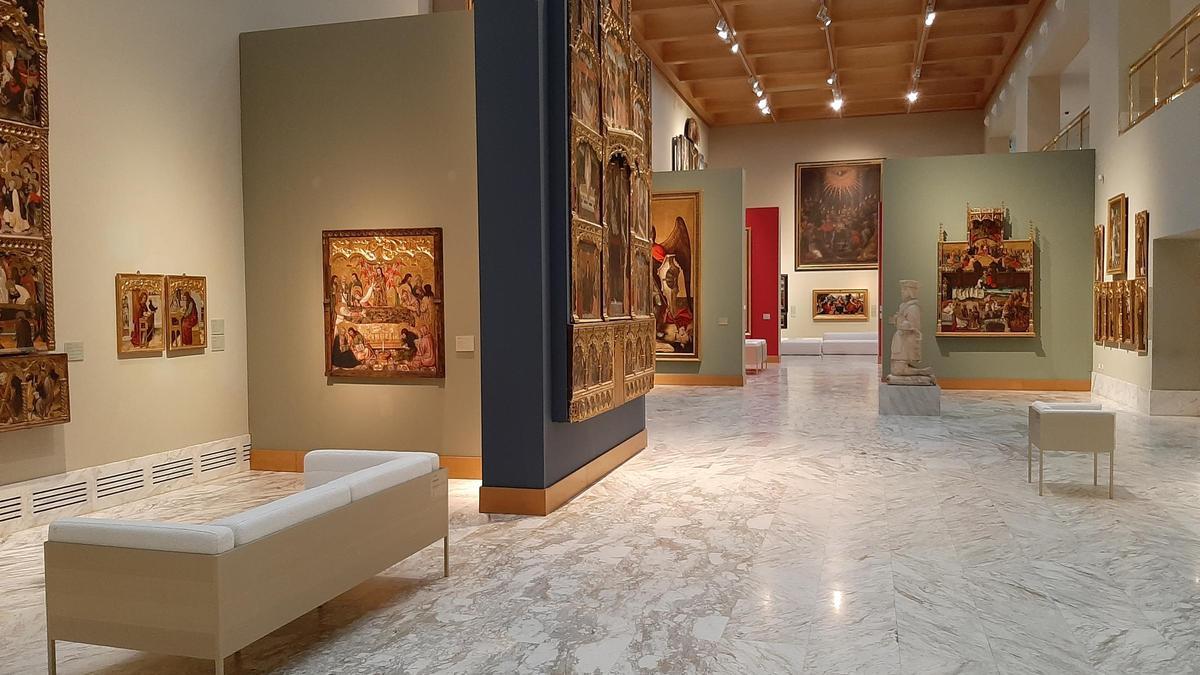 Muebles de Gandia Blasco entre los retablos del Bellas Artes.