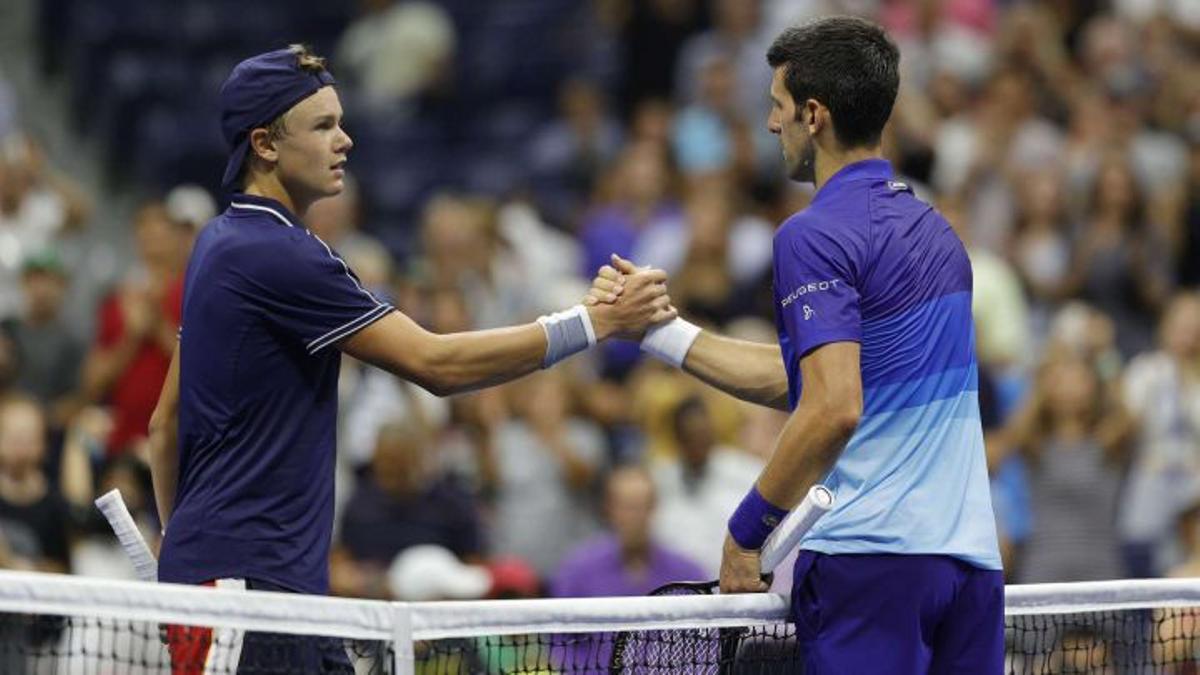 Djokovic es deixa un set davant Rune i Barty supera la primera ronda