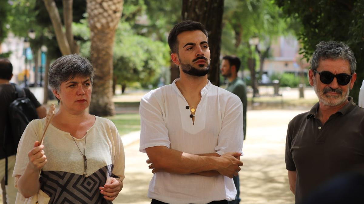 Los candidatos de Por Andalucía Isadora Donnier y Juan Manuel Gómez, con Miguel Villa, de IU.