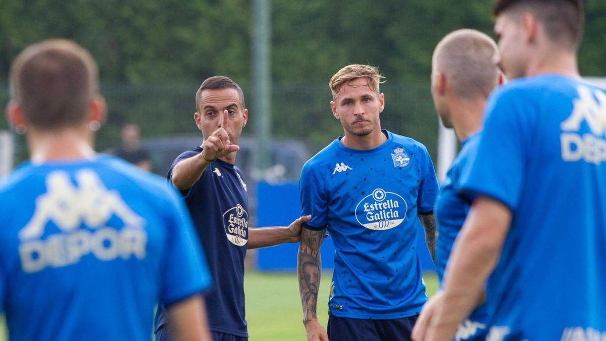 Borja Jiménez da instrucciones en el entrenamiento de ayer, mientras coge por el brazo a Isi Gómez. |  // RCD