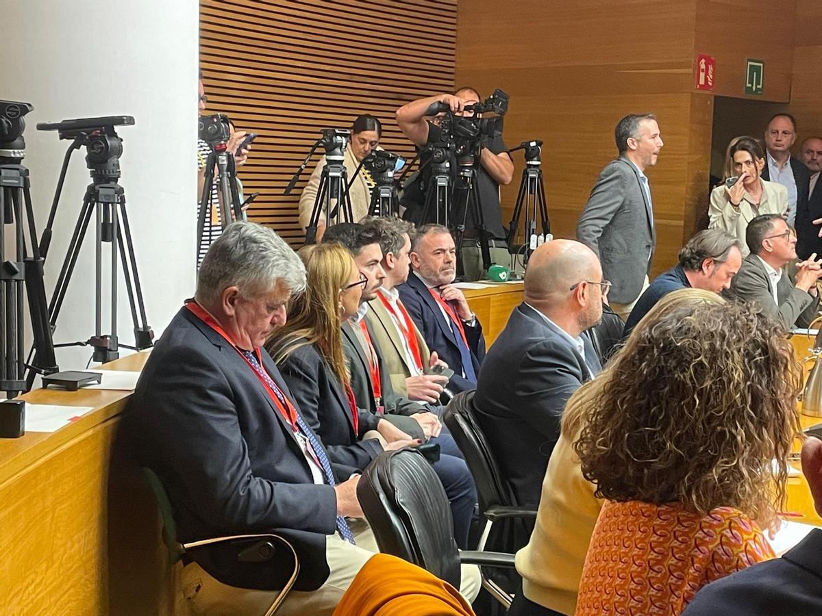 Los asesores que acompañan a Carlos Mazón en la comisión.