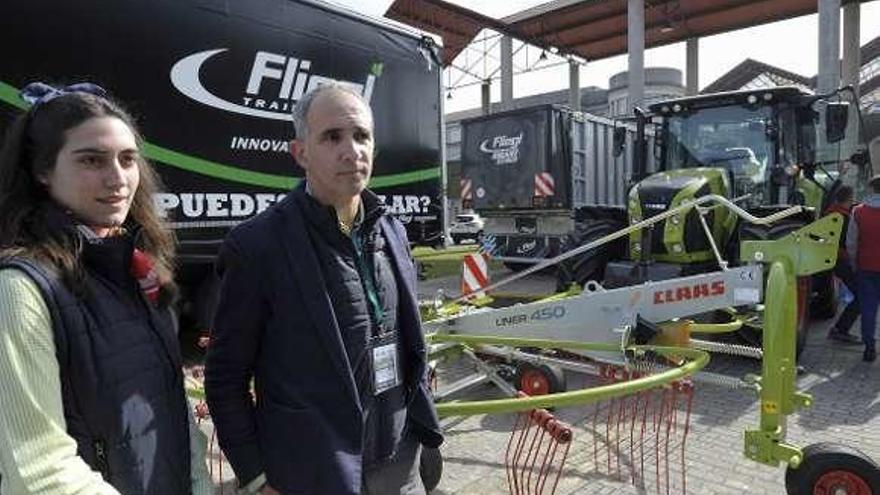 Alberto del Santo, junto a una compañera en el estand de la firma alemana. // J.Lalín