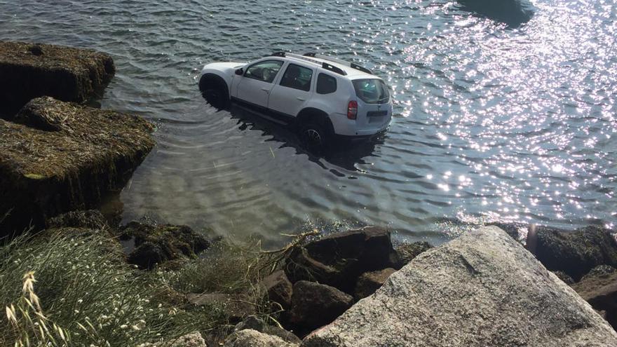 El coche que terminó esta mañana en el mar. // Julio Santos