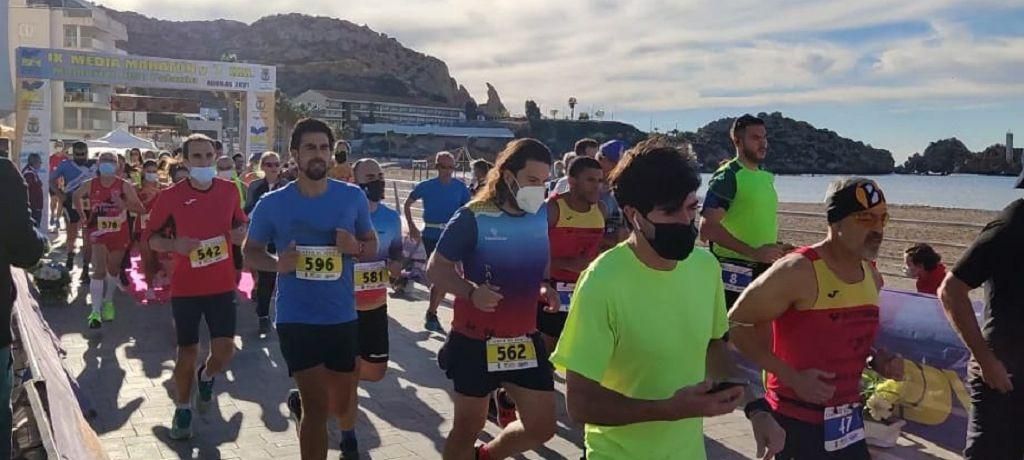 Estos todas las imágenes de la Media Maratón de Águilas