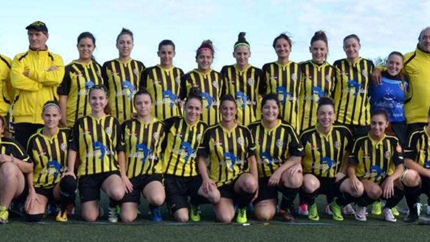 La plantilla i el cos tècnic del Sant Pere Pescador, que és a només una victòria d&#039;assolir un històric ascens a Segona Divisió femenina.