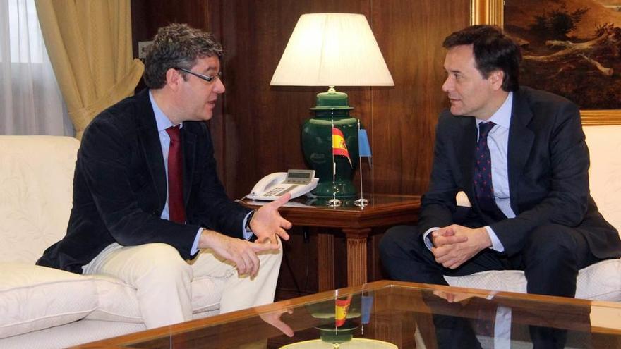 Álvaro Nadal y Francisco Blanco conversan antes de su reunión de ayer en el Ministerio de Energía.