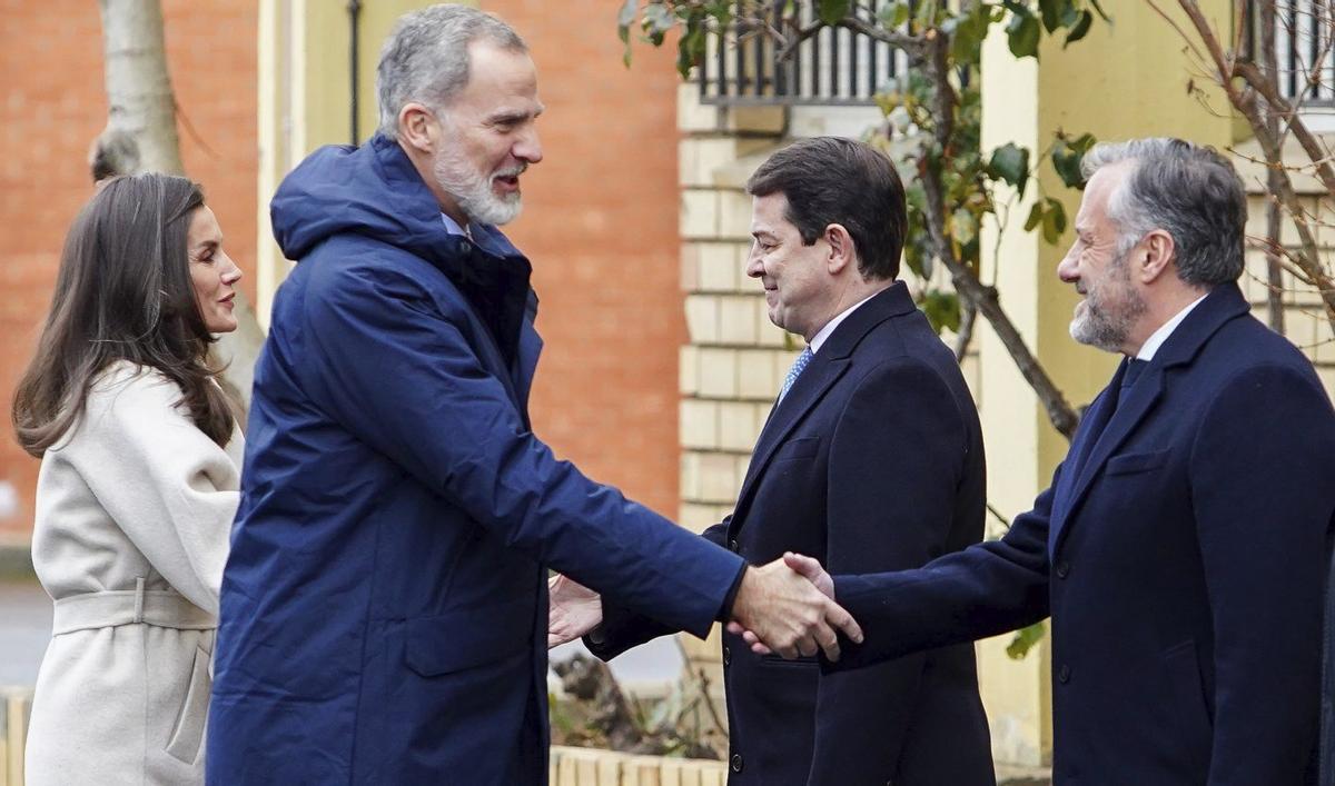 La reina Letizia y el rey Felipe VI saludan a Alfonso Fernández Mañueco y Carlos Pollán, respectivamente. | CAMPILLO - ICAL (ARCHIVO)