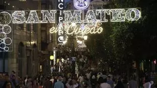 Oviedo se echa a la calle con San Mateo: "Encontrar mesa es misión casi imposible"