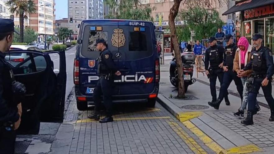 Uno de los detenidos, escoltado por agentes, en Travesía. | E.V.
