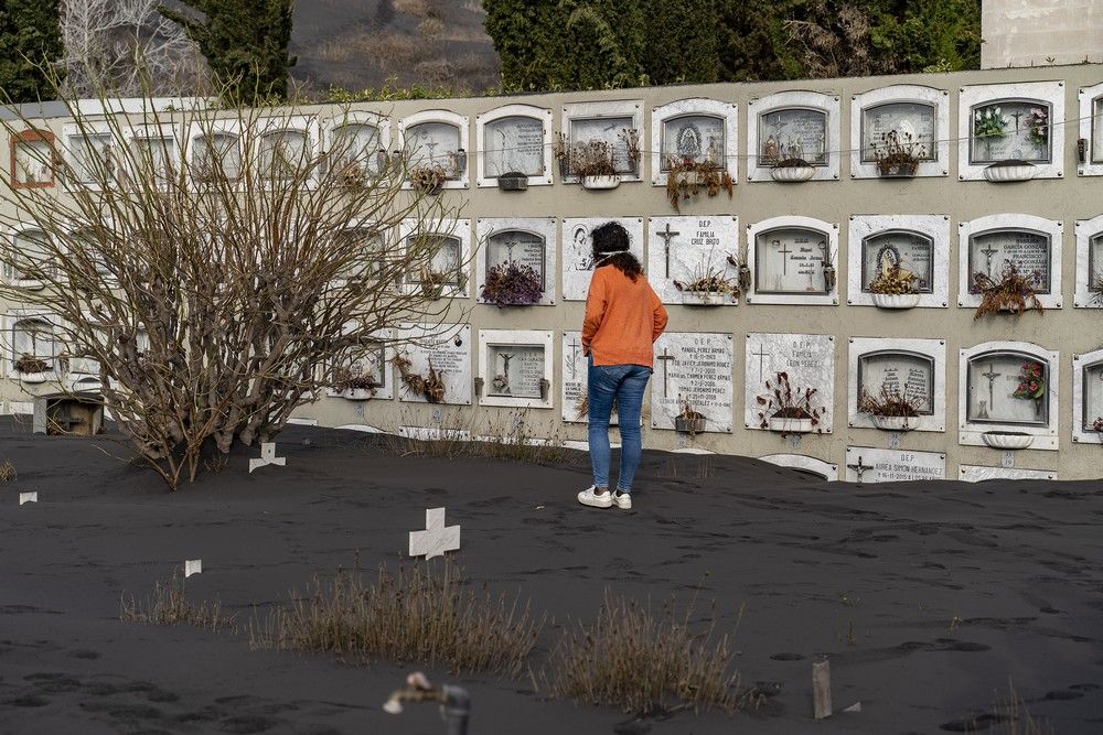 Ofrenda Floral a los Difuntos en el cementerio de Las Manchas en la zona de exclusión del volcán de La Palma