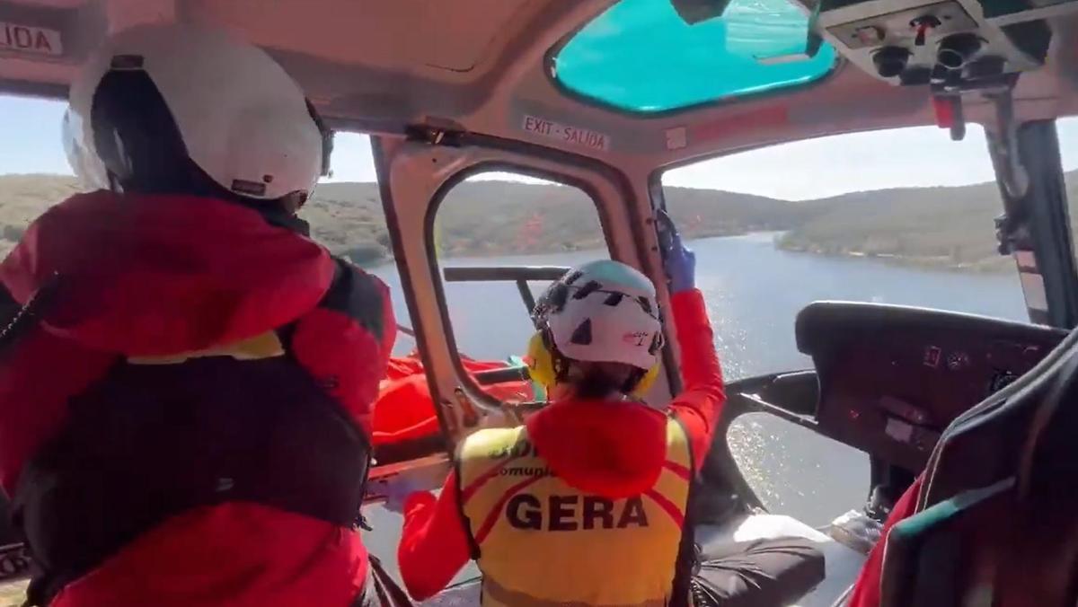 Rescatado en helicóptero un pescador con fracturas en tibia y peroné en el embalse de El Vellón.