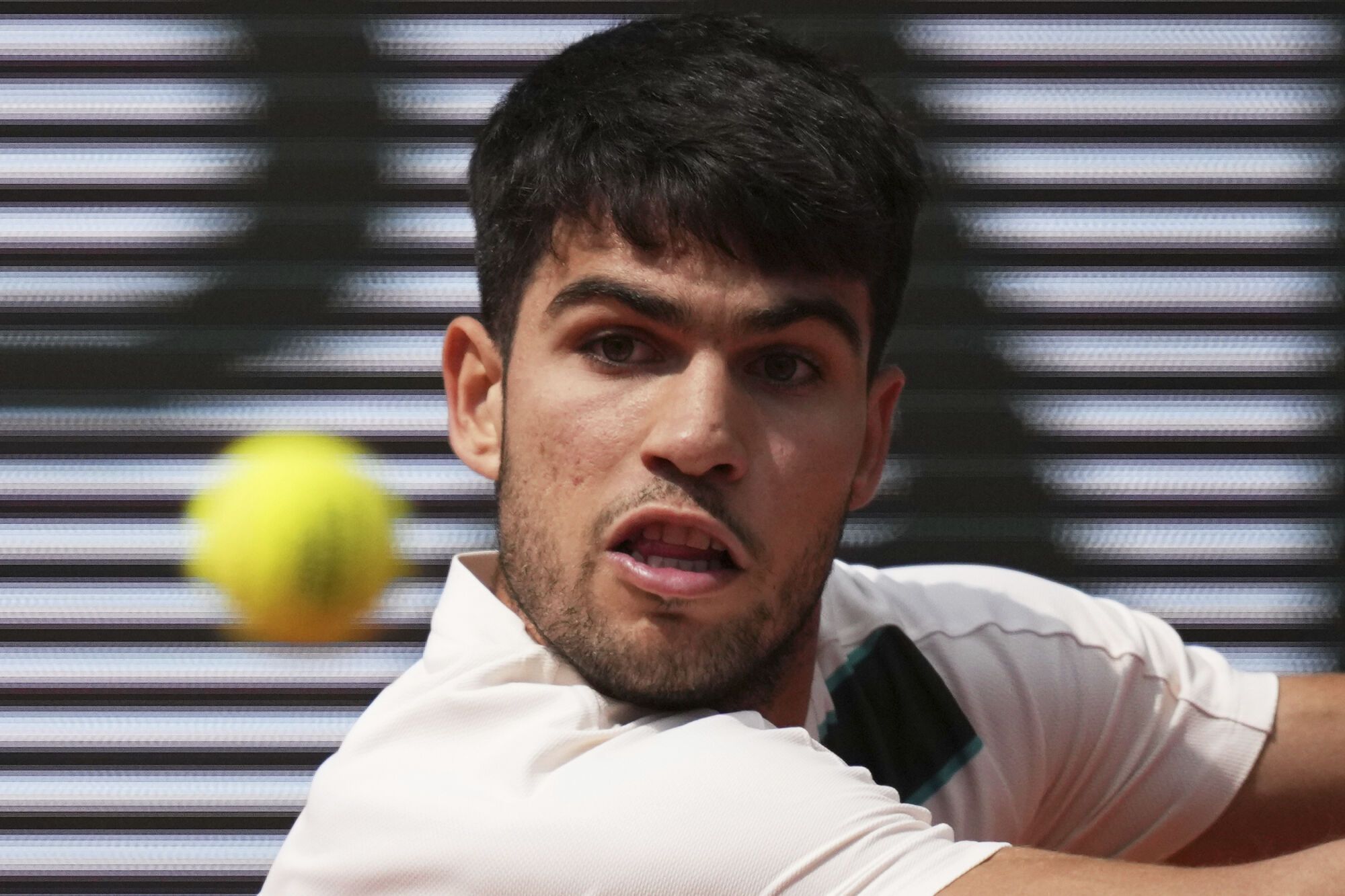 Spain's Carlos Alcaraz returns to Italy's Jannik Sinner during the final match of the French Tennis Open at the Roland-Garros in Paris, Sunday, June 8, 2025. (AP Photo/Christophe Ena). EDITORIAL USE ONLY/ONLY ITALY AND SPAIN