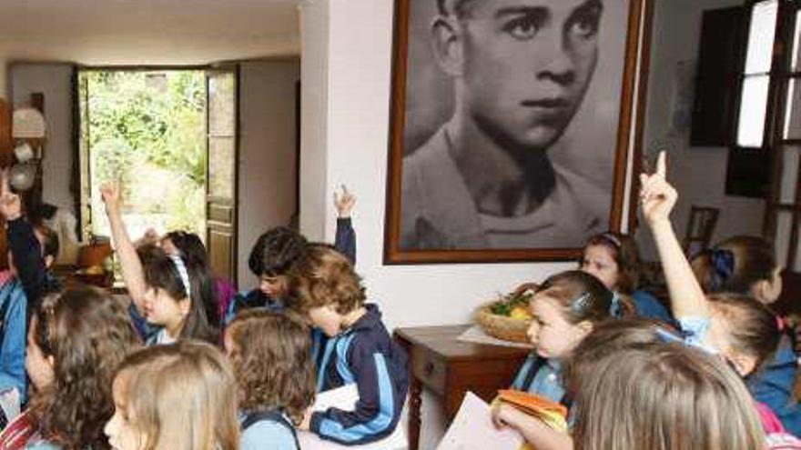Escolares durante su visita a la casa del poeta.
