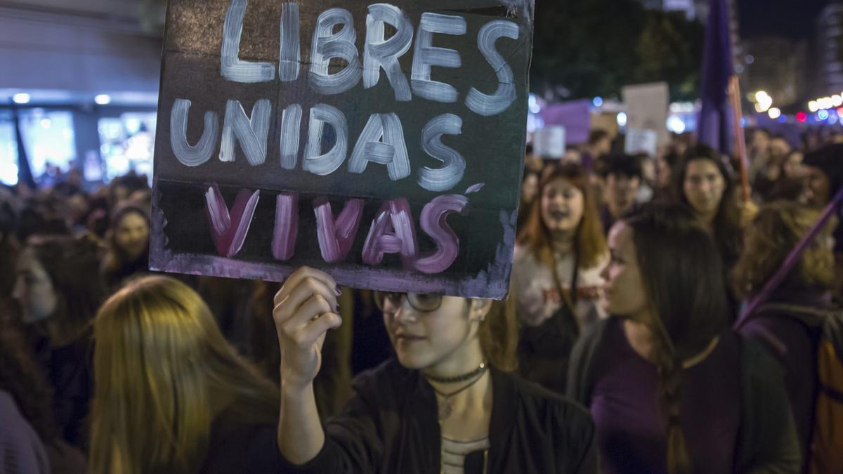 Una joven en la manifestación del 8 de Marzo en València.