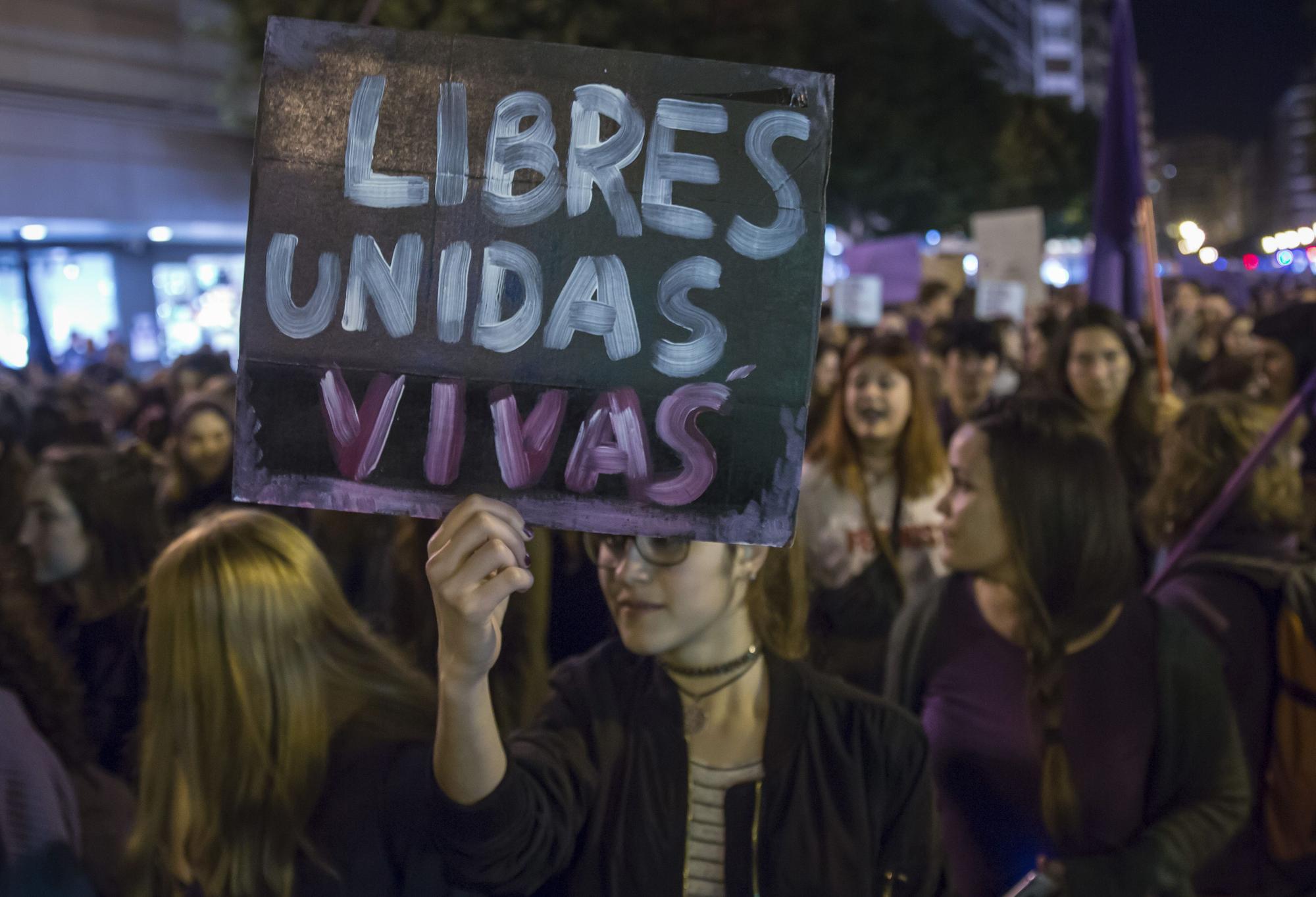 Una joven en la manifestación del 8 de Marzo en València.