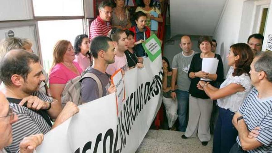 Una funcionaria se dirige a los manifestantes en la Delegación de Educación.