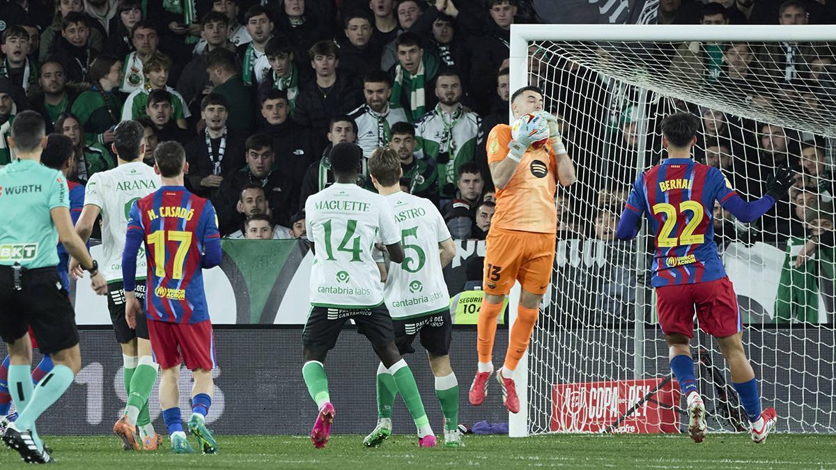 Joan Garcia tuvo una actuación estelar ante el Racing Santander en la eliminatoria de octavos de final de la Copa del Rey