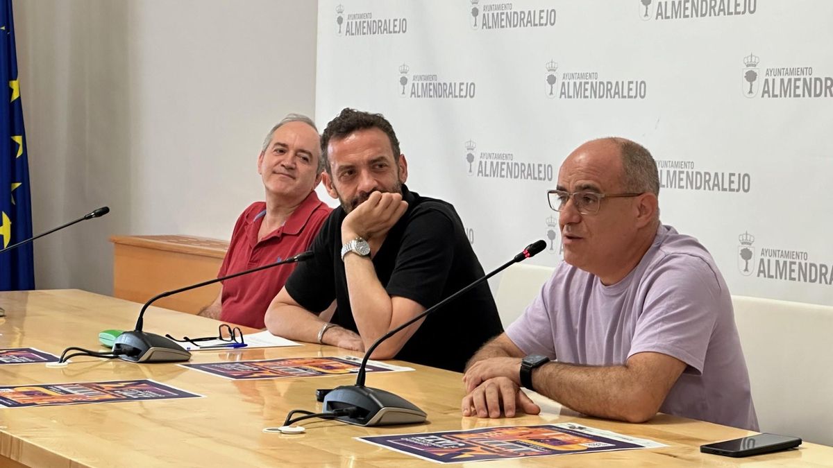 Narciso González, en primera plana, atiende a los medios durante la presentación del seminario de jazz.