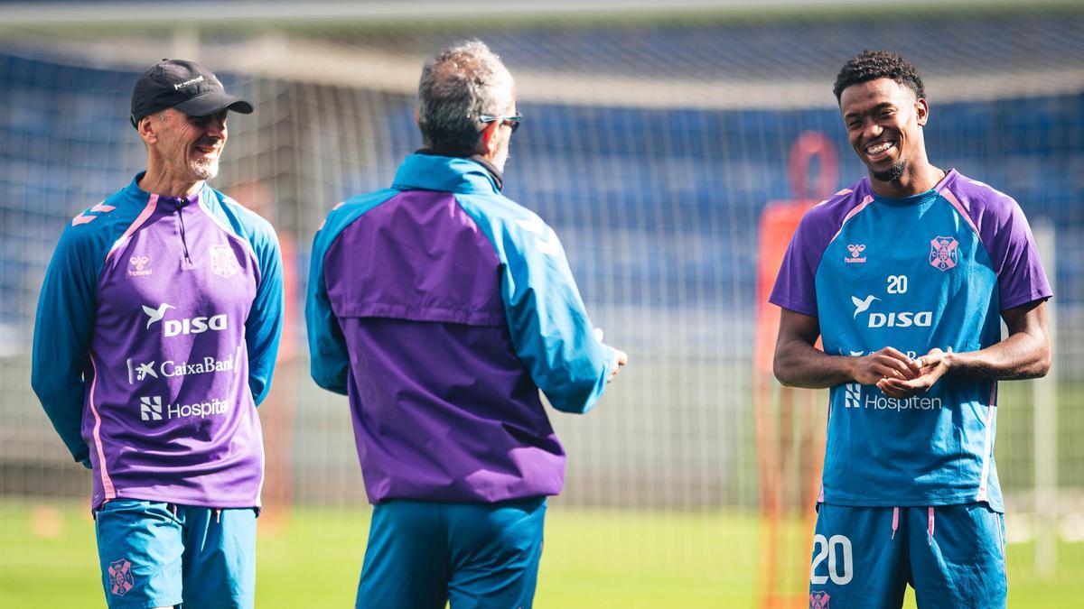 Alassan, conversando con Cervera en un entrenamiento en el estadio.