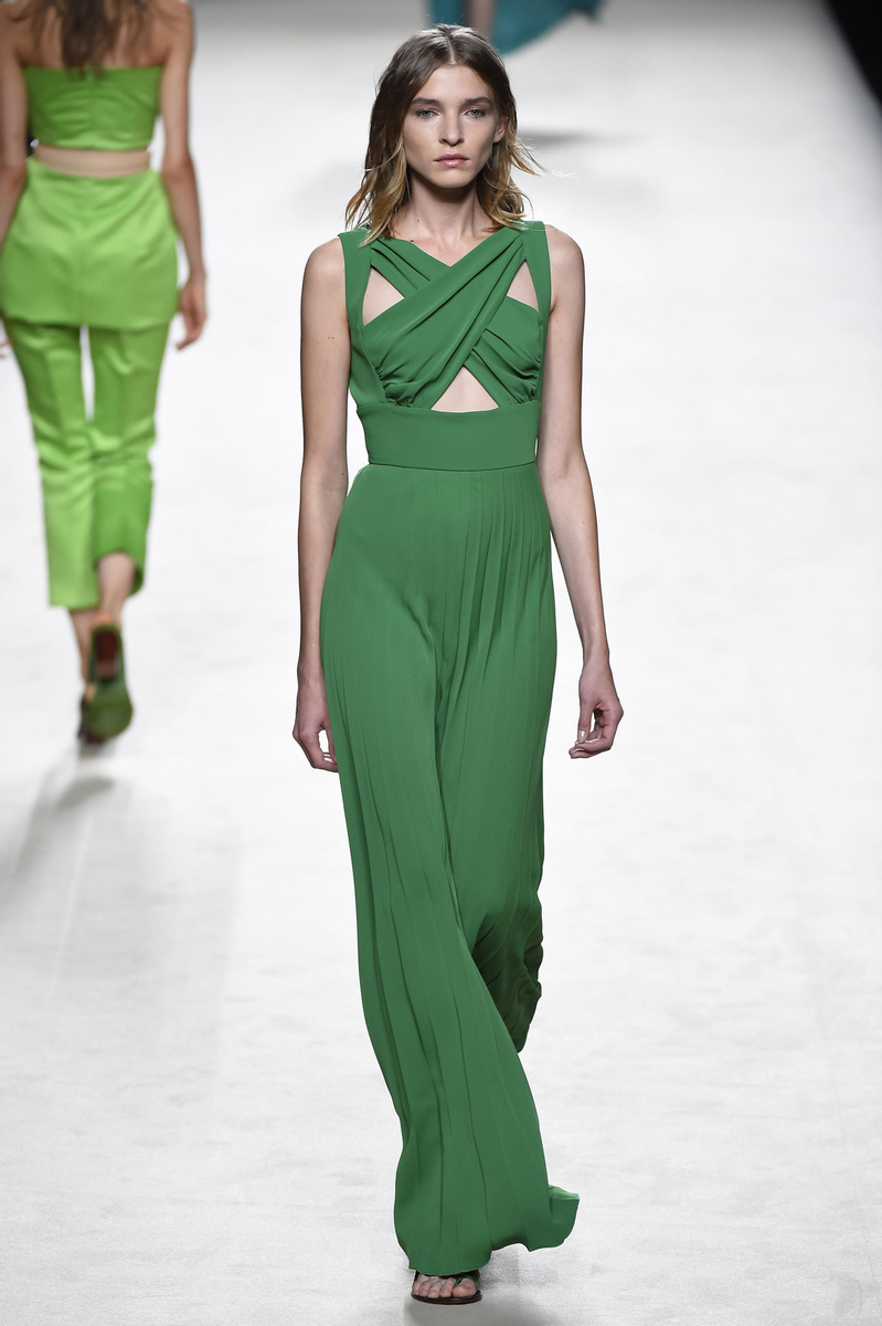 MBFW 2015: Juanjo Oliva Primavera/Verano 2016, mono verde plisado