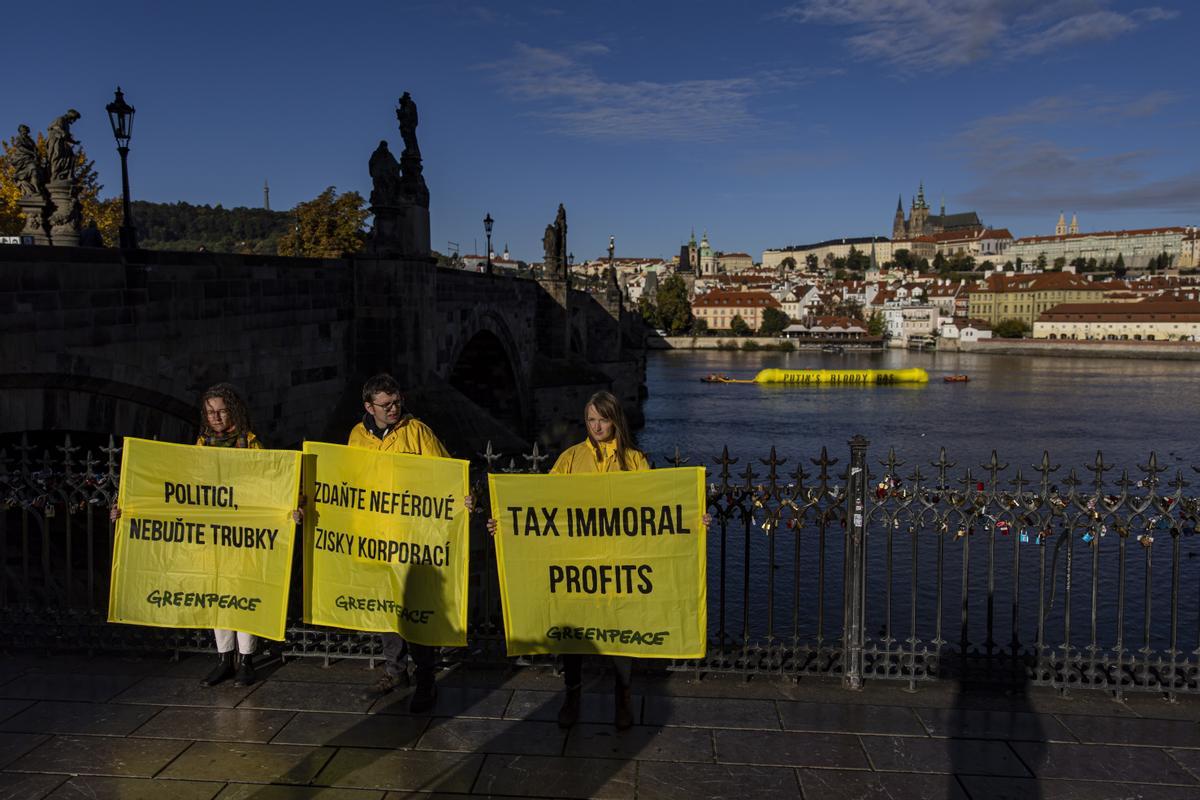 Greenpeace protesta con un gasoducto hinchable en Praga ante la cumbre de líderes europeos