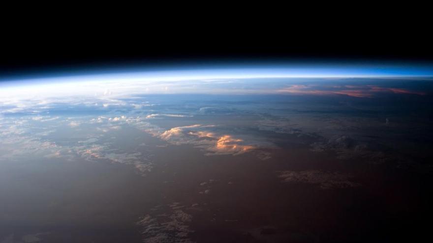 Descubren que una nueva lluvia química invisible y tóxica cae continuamente sobre el planeta