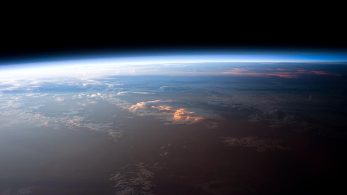 LLUVIA TÓXICA CONSTANTE | Descubren que una nueva lluvia química invisible y tóxica cae continuamente sobre el planeta