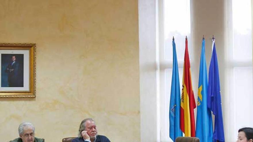 Rafael Alonso, el secretario del Ayuntamiento, Ramón Chaves, y Sara Paz Suárez, en la comisión de ayer.