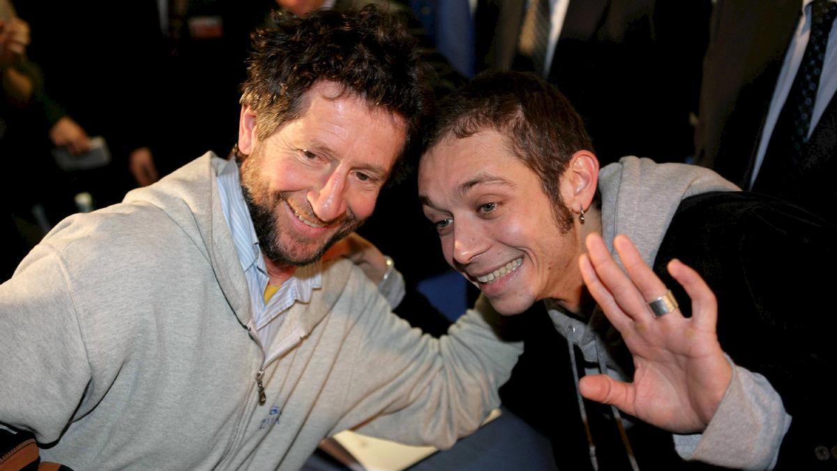 El piloto italiano de Moto GP Valentino Rossi (dcha) junto con su padre Graziano (izqa)