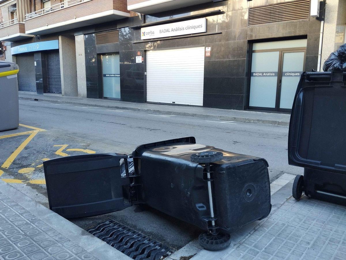 Un contenidor tombat pel vent i un centre mèdic, al fons, tancat per l'alerta