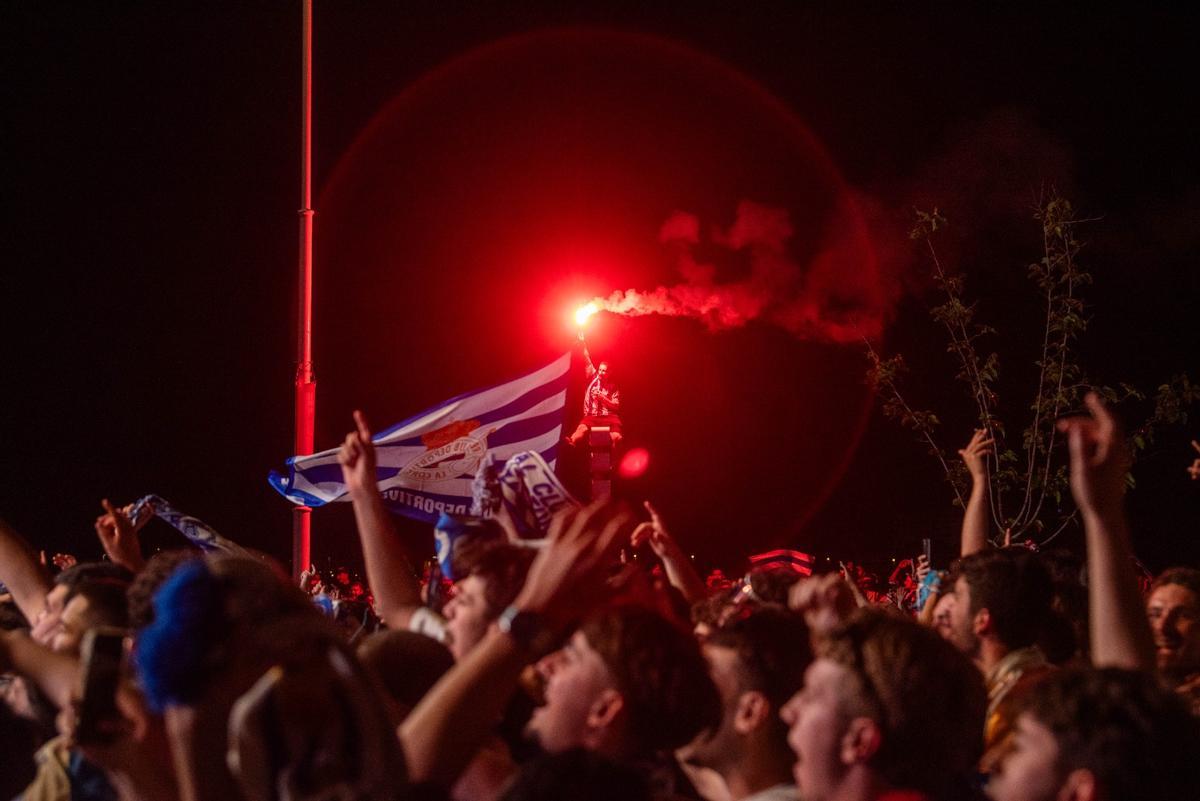 Así fue la llegada del Deportivo a Riazor: apoteosis en la explanada Así fue la llegada del Deportivo a Riazor: apoteosis en la explanada