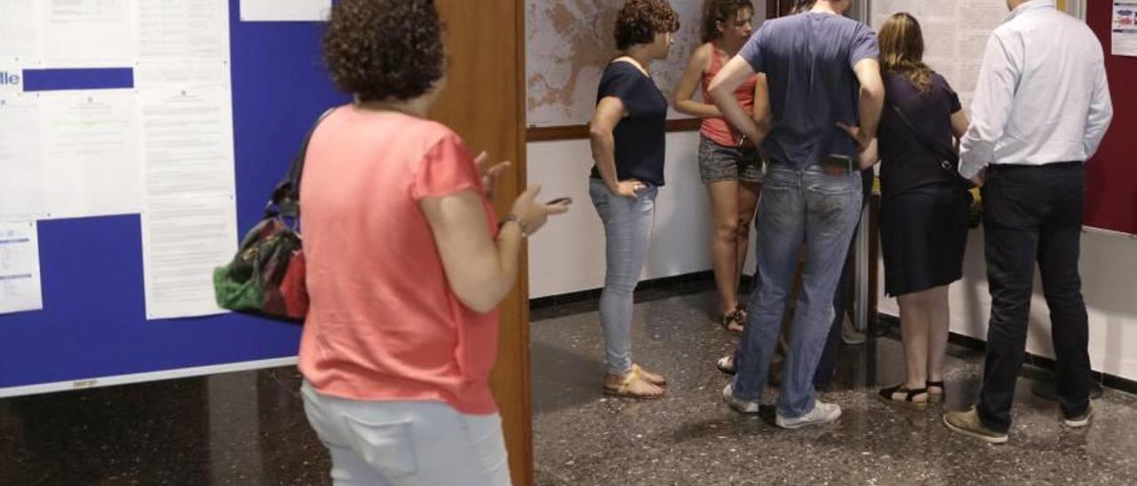 Varios padres consultando las listas de admitidos publicadas ayer.