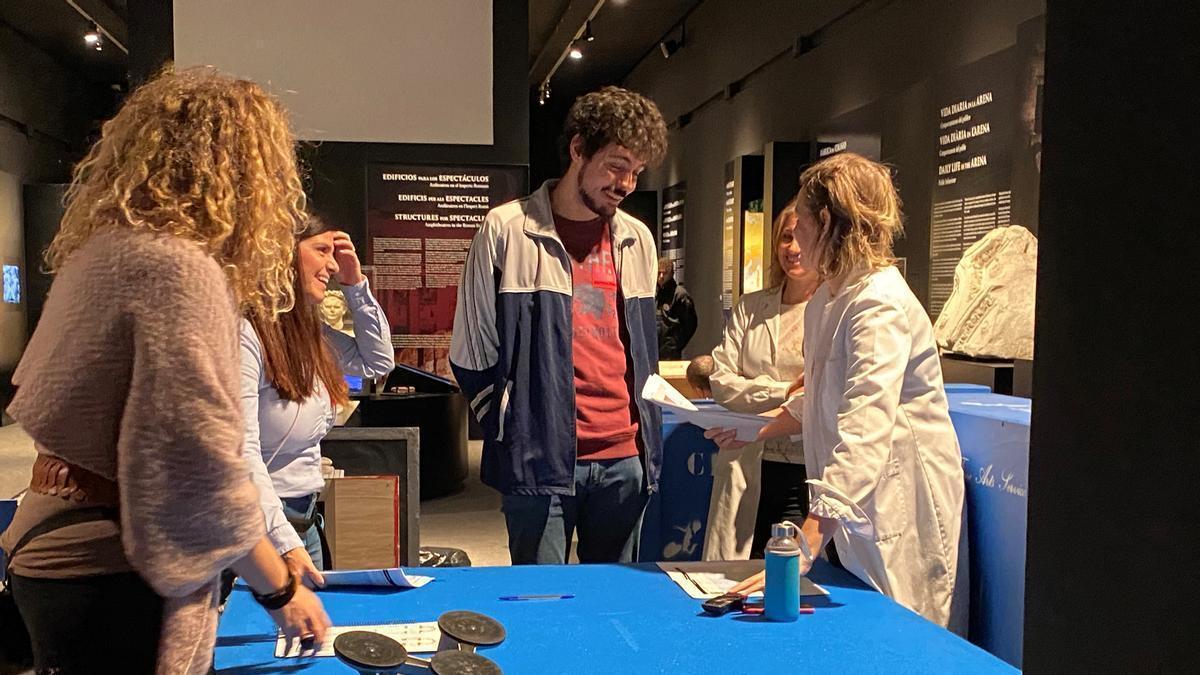 Técnicos desmontando la exposición de gladiadores en el MARQ.