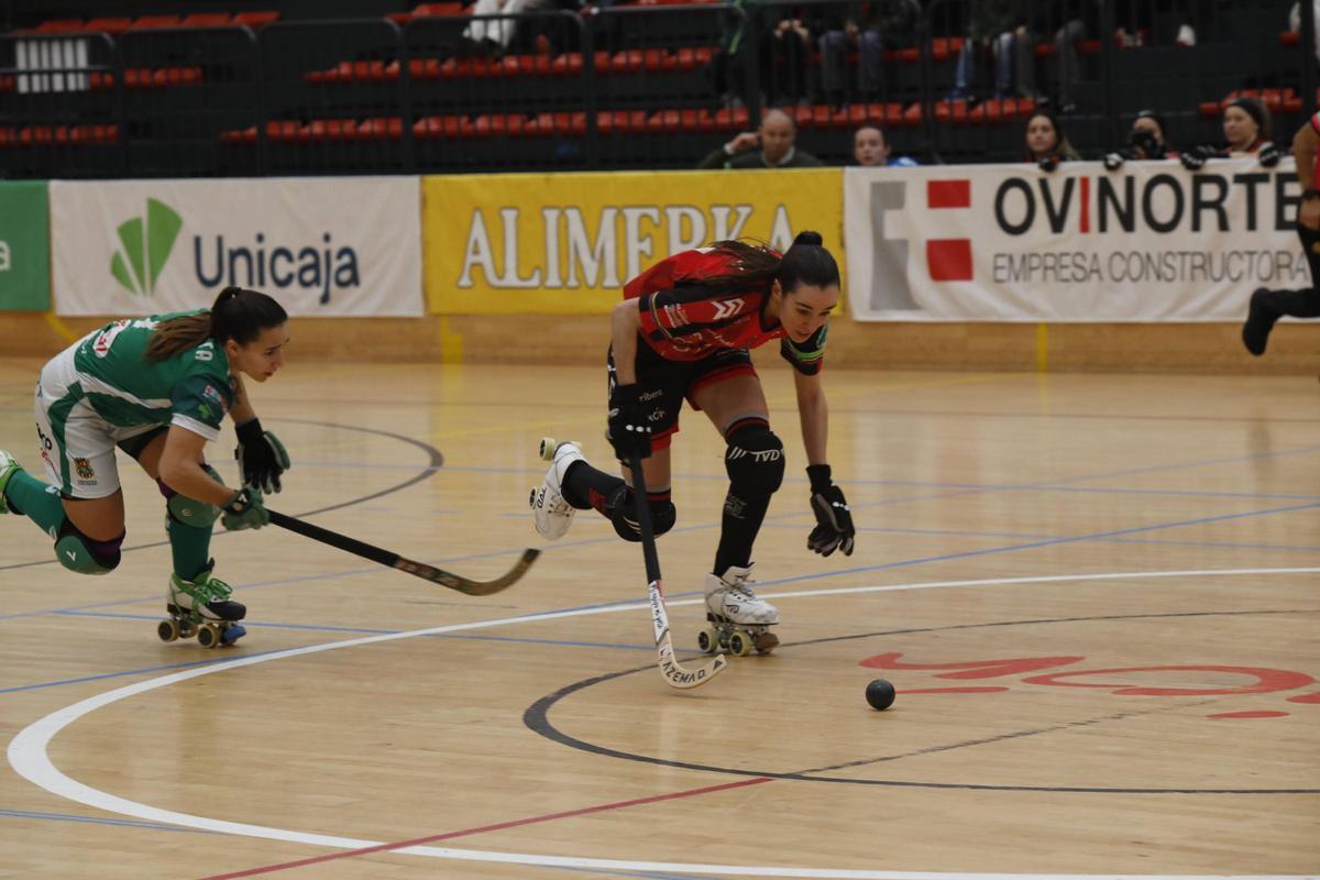 María Igualada, en un ataque del Telecable contra la portería del Cerdanyola.