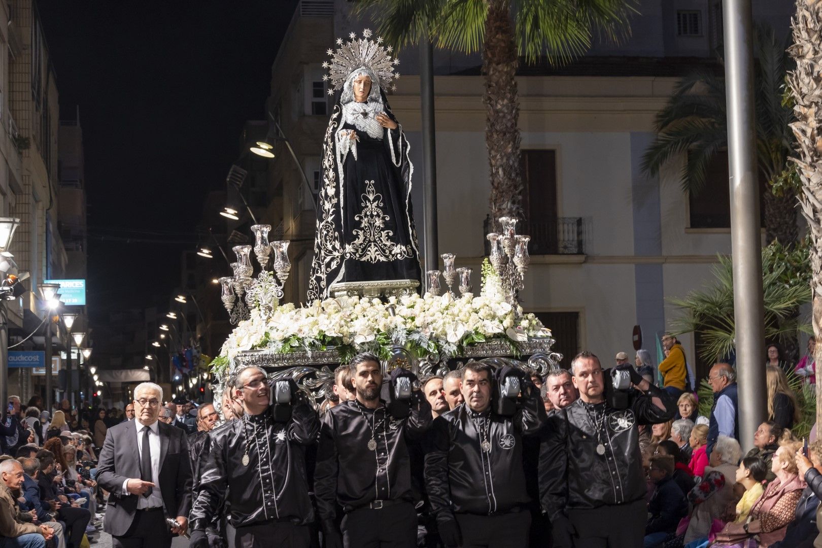 La procesión del Santo Entierro de Cristo del Viernes Santo en Torrevieja, en imágenes