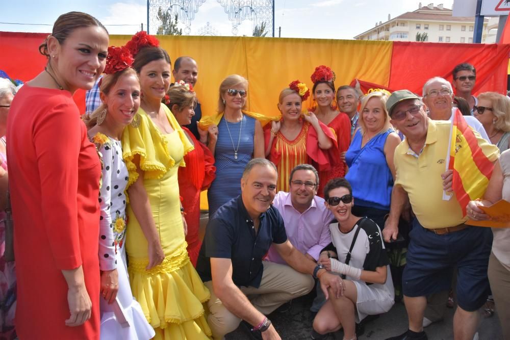 Numerosos vecinos participan en la iniciativa municipal, en la plaza Antonio José Galán, con motivo del Día de la Hispanidad