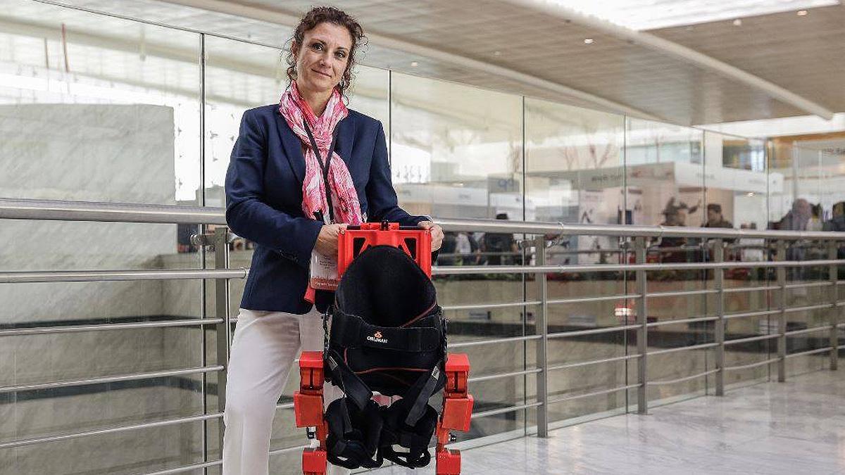 Elena García Armada, con el exoesqueleto biónico para niños con atrofia muscular espinal.