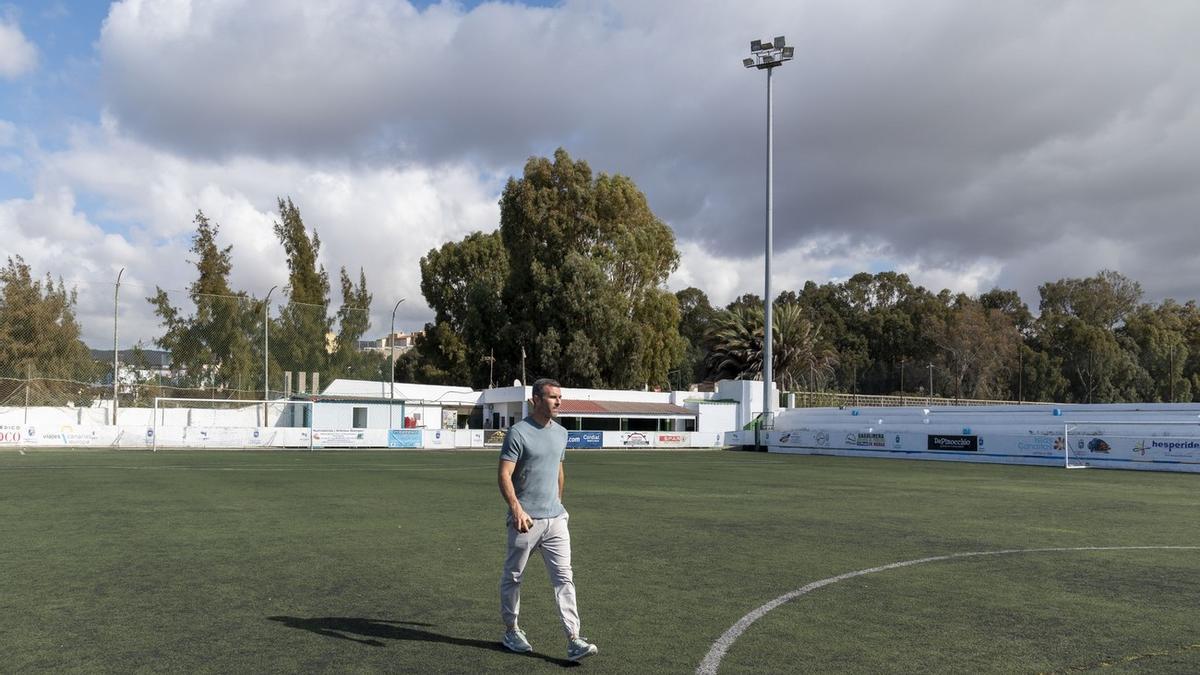 El concejal de Deportes del Ayuntamiento de Mogán, Luis Becerra, al Campo Municipal de Arguineguín.